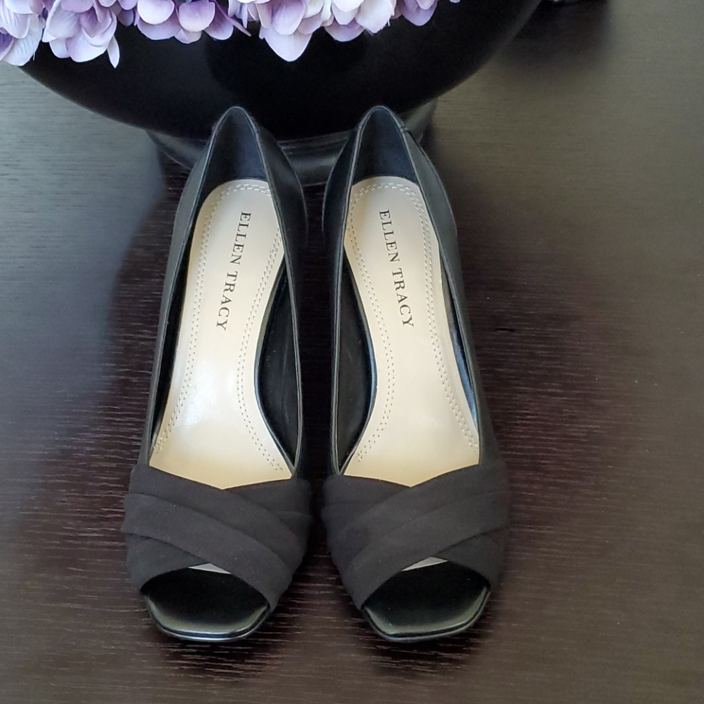 Ellen Tracy Radley black leather opened toe heels